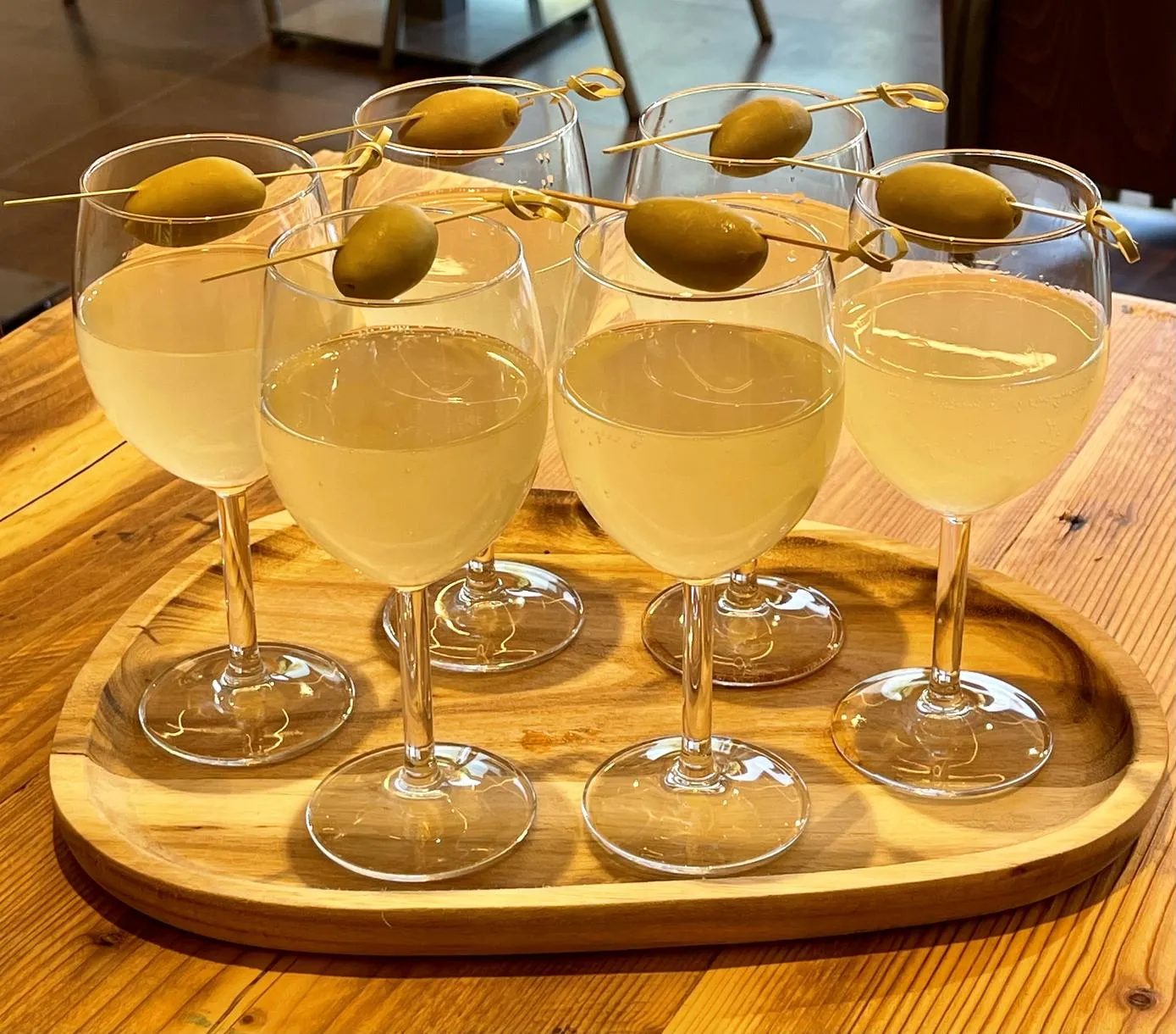 Aperitivo a base di olio extra vergine di oliva sul Lago di Garda