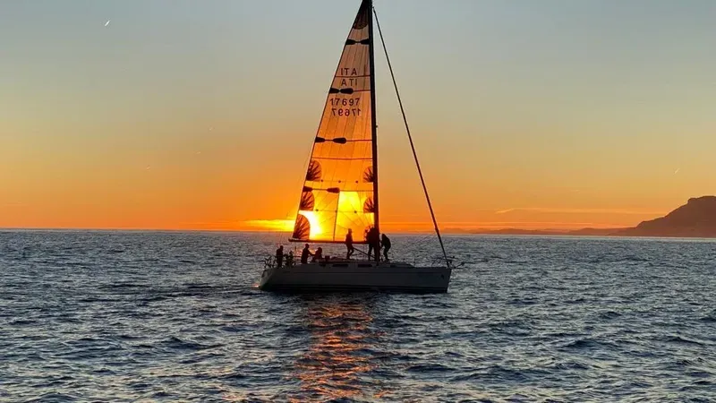 Escursione al tramonto in barca a vela lungo la costa di Alassio