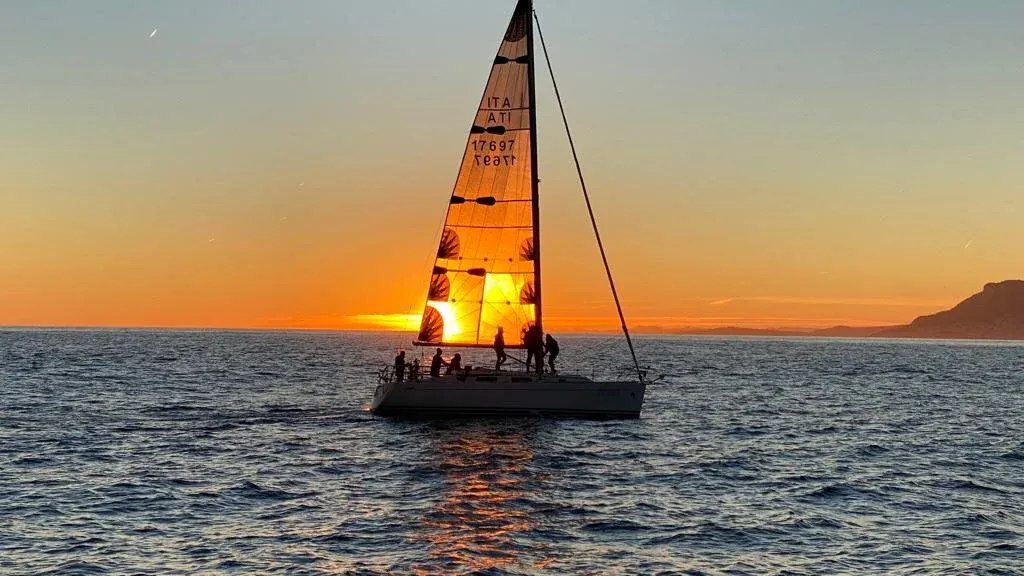 Escursione al tramonto in barca a vela lungo la costa di Alassio