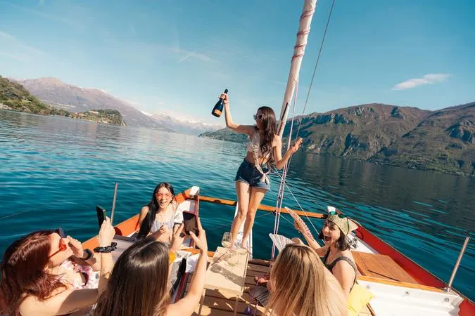 Tour privato personalizzato in catamarano sul Lago di Como