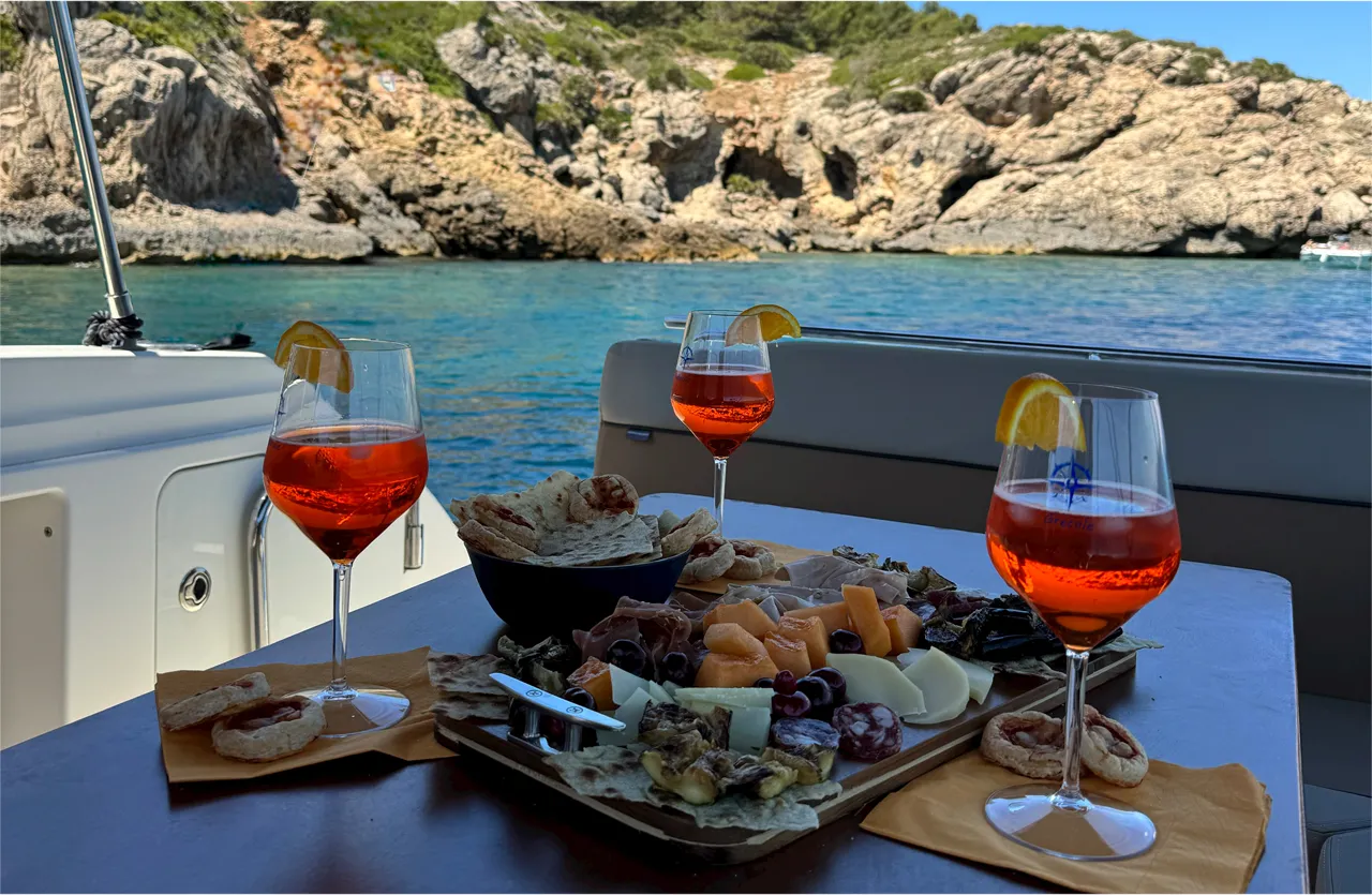 Escursione in barca ad Alghero di mezza giornata con aperitivo