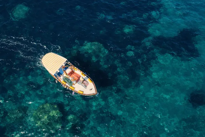 Escursione in barca nell'area marina protetta di Capo Milazzo con snorkeling