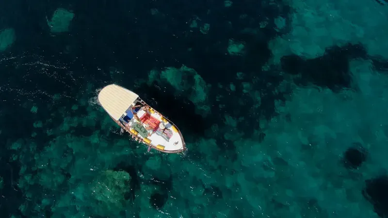 Escursione in barca nell'area marina protetta di Capo Milazzo con snorkeling