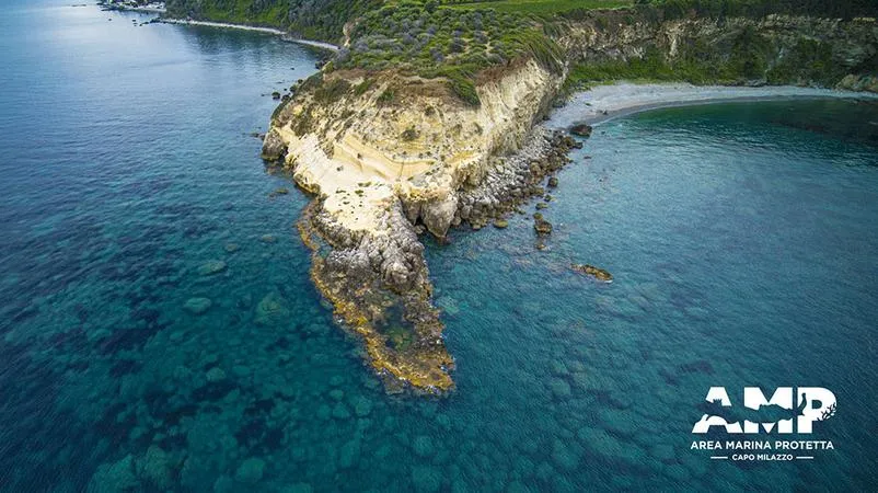 Escursione in barca nell'area marina protetta di Capo Milazzo con snorkeling