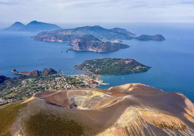 Escursione giornaliera in barca condivisa da Milazzo a Lipari e Vulcano