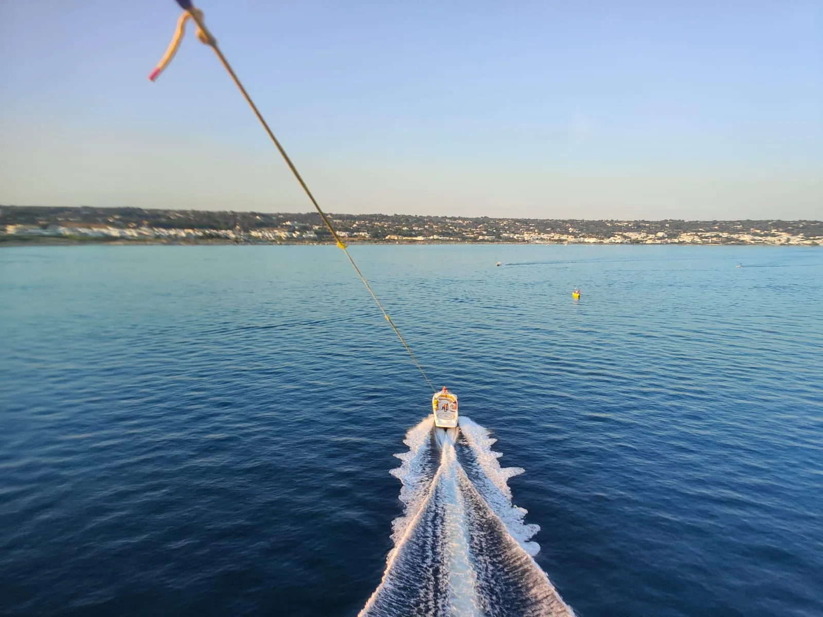 Parasailing lungo la costa del Salento