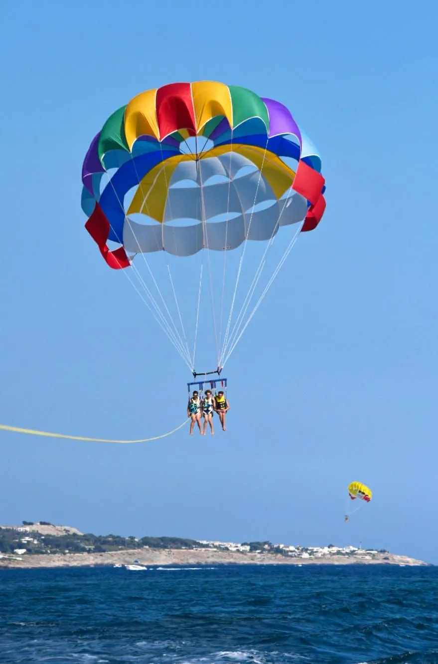 Parasailing lungo la costa del Salento