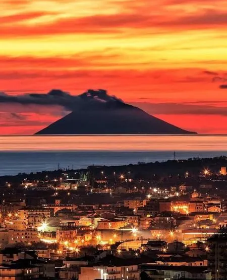 Escursione al tramonto in gommone lungo la Costa degli Dei