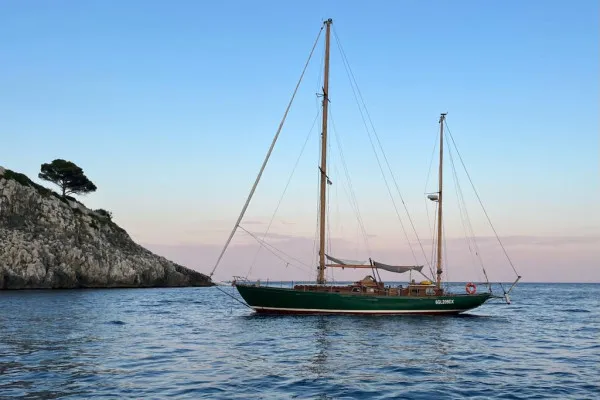 Escursione giornaliera in barca a vela da Castro