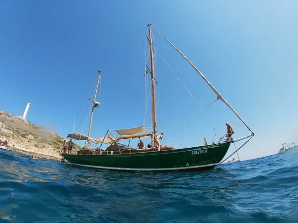 Escursione giornaliera in barca a vela da Castro