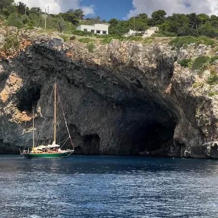 Escursione giornaliera in barca a vela da Castro