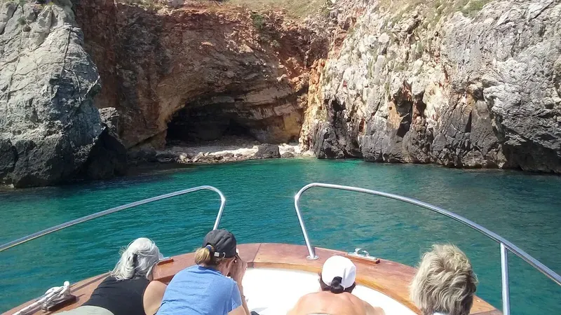 Escursione in barca da Castro lungo la costa con visita alle grotte