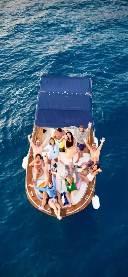 Escursione in barca da Castro lungo la costa con visita alle grotte