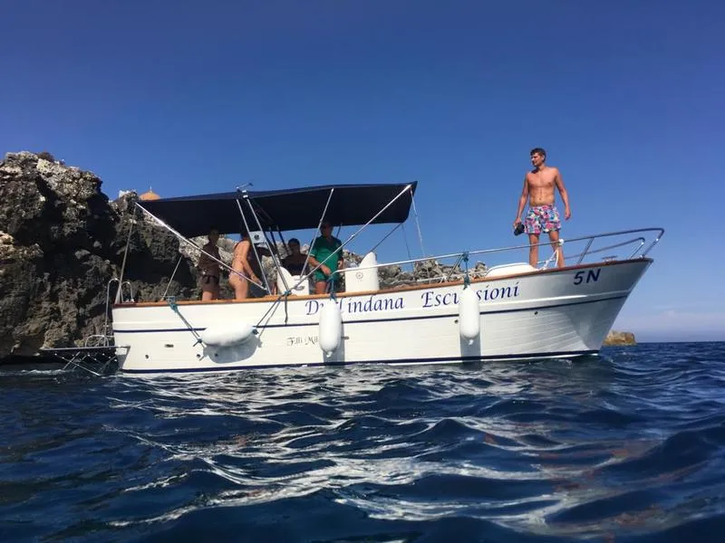 Escursione in barca da Castro lungo la costa con visita alle grotte