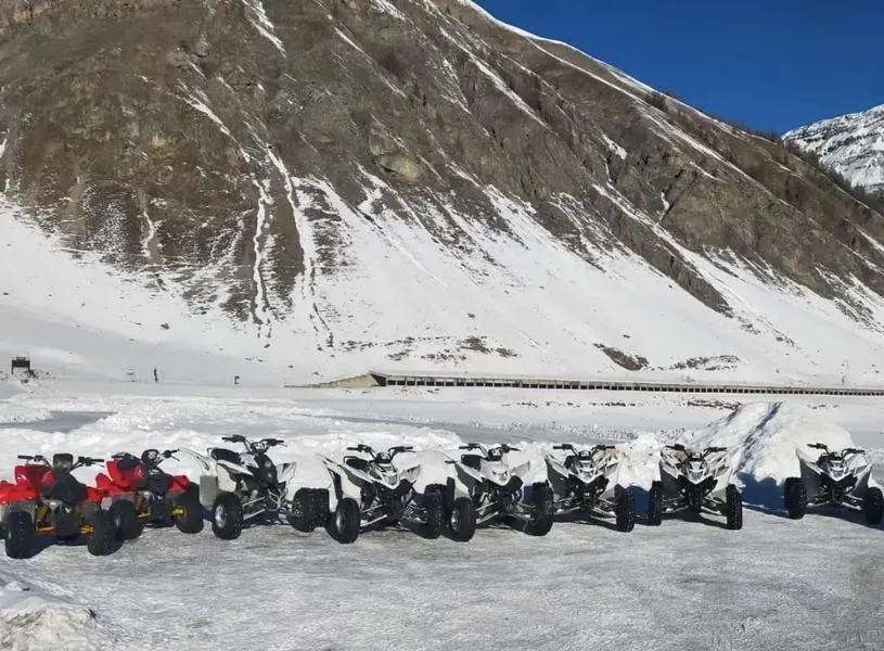Giro su pista ghiacciata con quad invernale a Livigno
