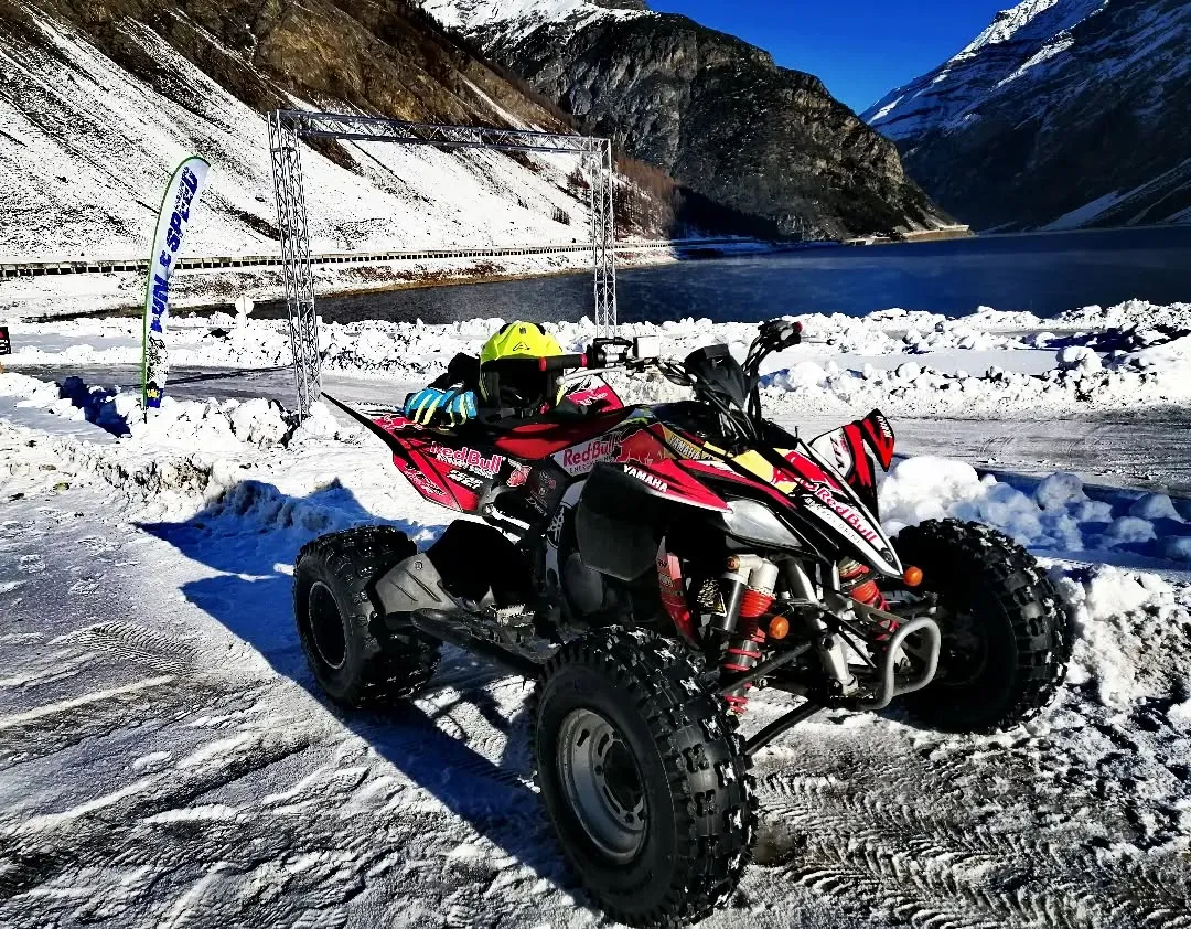 Giro su pista ghiacciata con quad invernale a Livigno