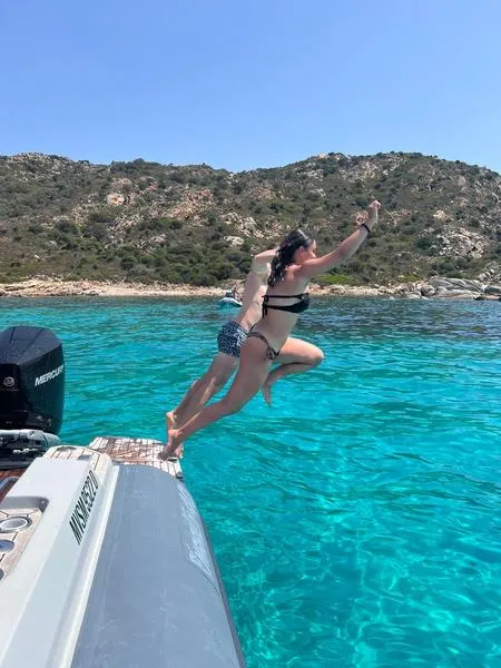 Escursione in barca di mezza giornata in condivisione a Tavolara e Molara con soste bagno