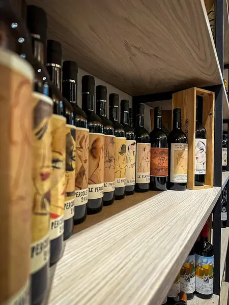 Degustazione di vini con tagliere in enoteca ad Arezzo