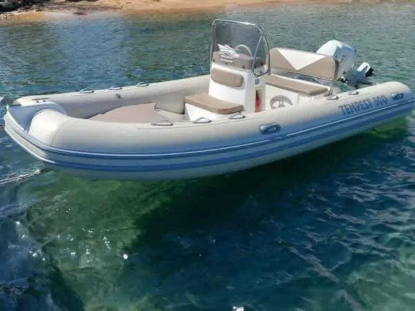 Noleggio gommone senza patente a La Maddalena