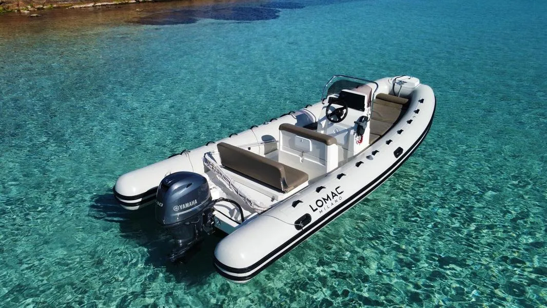 Noleggio gommone senza patente per 8 persone a La Maddalena