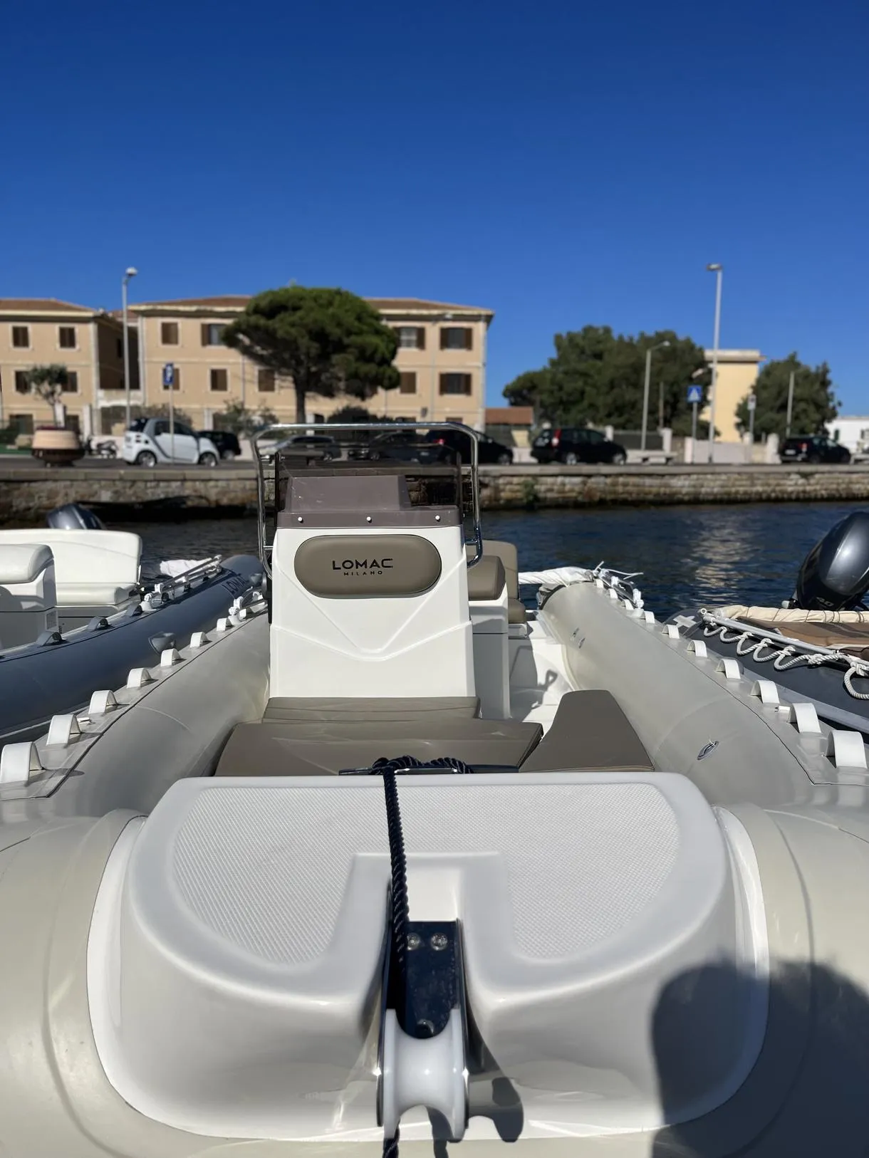 Noleggio gommone senza patente per 8 persone a La Maddalena