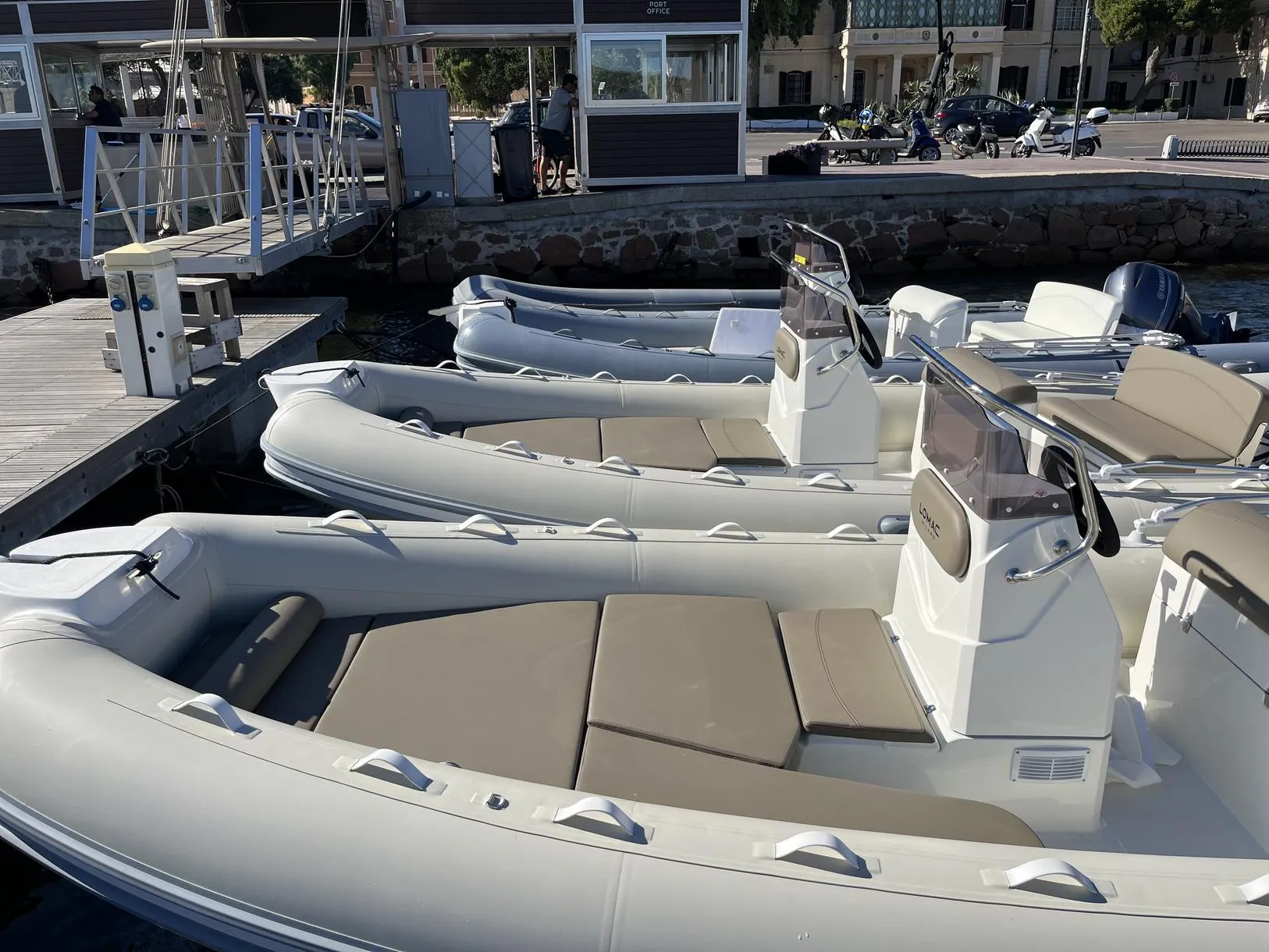 Noleggio gommone senza patente per 8 persone a La Maddalena