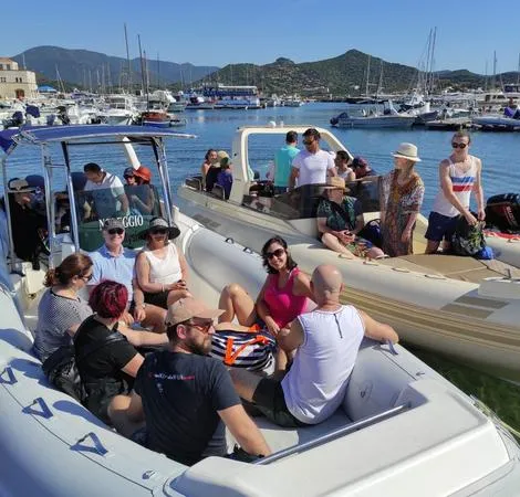 Noleggio per intera giornata di gommone 40 cv a Villasimius