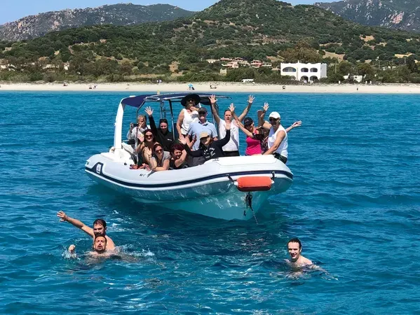 Escursione giornaliera privata in gommone da Villasimius con skipper