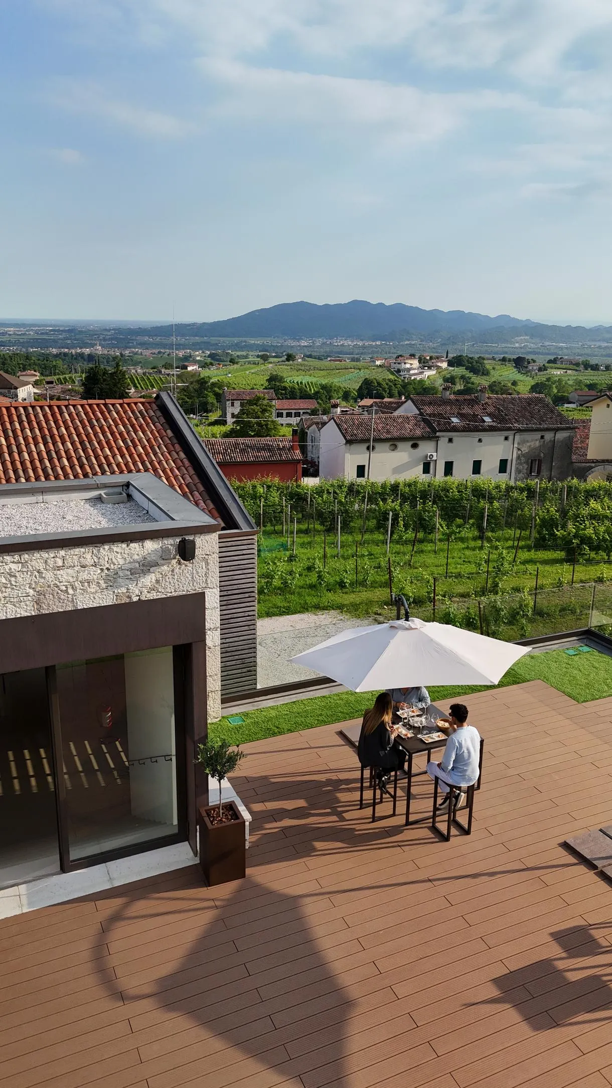 Visita in cantina e degustazione di prosecco in terrazza a Valdobbiadene