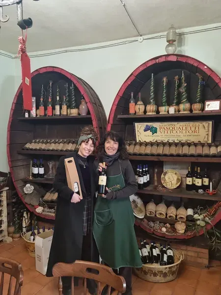 Degustazione di vini toscani con visita in cantina fuori Pisa