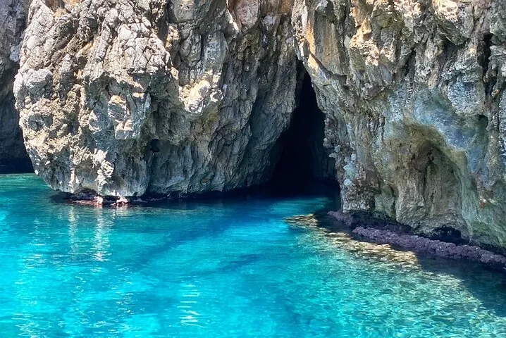 Escursione in barca con aperitivo alle grotte di Santa Maria di Leuca da Castrignano del Capo