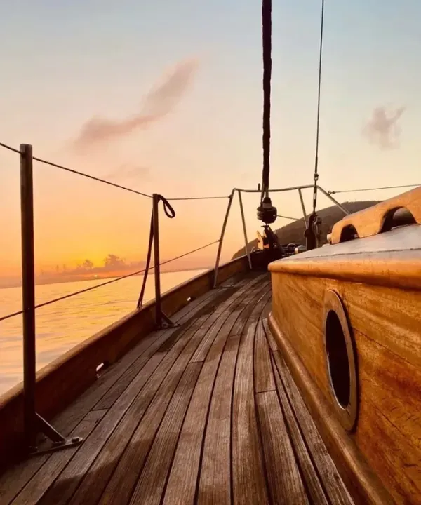 Aperitivo al tramonto privato in barca a vela d'epoca nel golfo di Cagliari