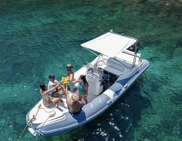 Escursione privata in gommone al tramonto con aperitivo a Cagliari