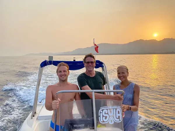 Escursione privata in gommone al tramonto con aperitivo a Cagliari