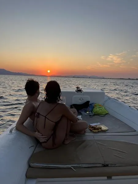 Escursione in barca al tramonto da Cagliari con aperitivo e snorkeling