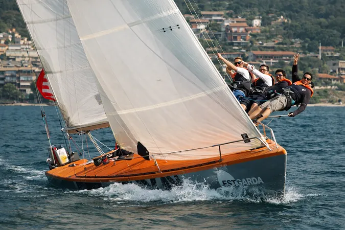 Tour in barca a vela da regata sul Lago di Garda
