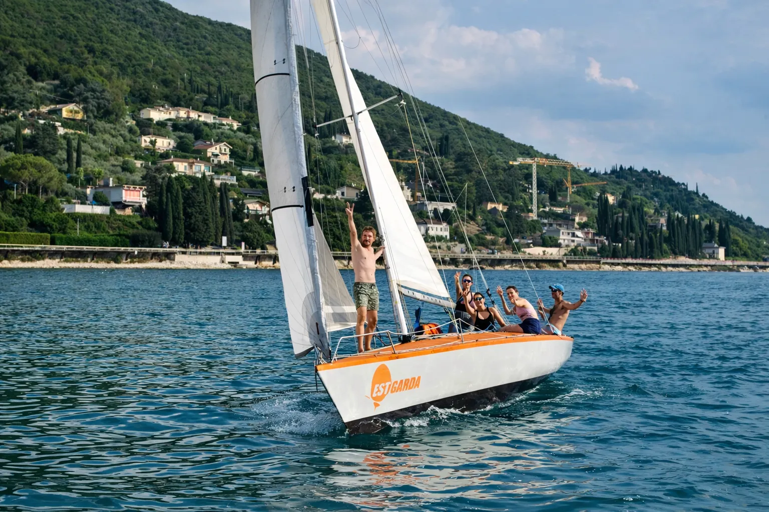 Tour in barca a vela da regata sul Lago di Garda