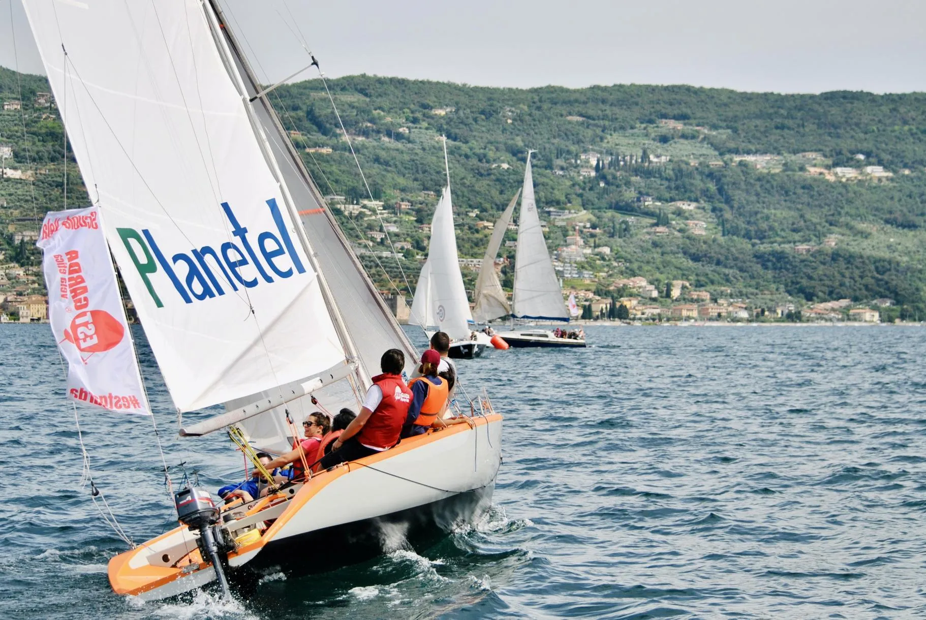 Tour in barca a vela da regata sul Lago di Garda