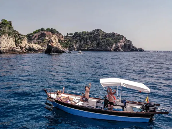 Boat tour di gruppo con degustazione e snorkeling a Taormina