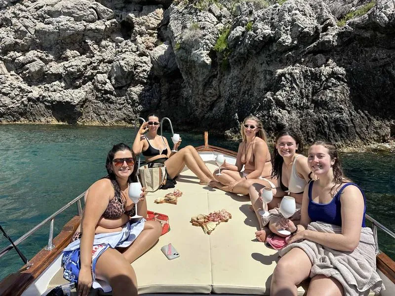 Boat tour di gruppo con degustazione e snorkeling a Taormina