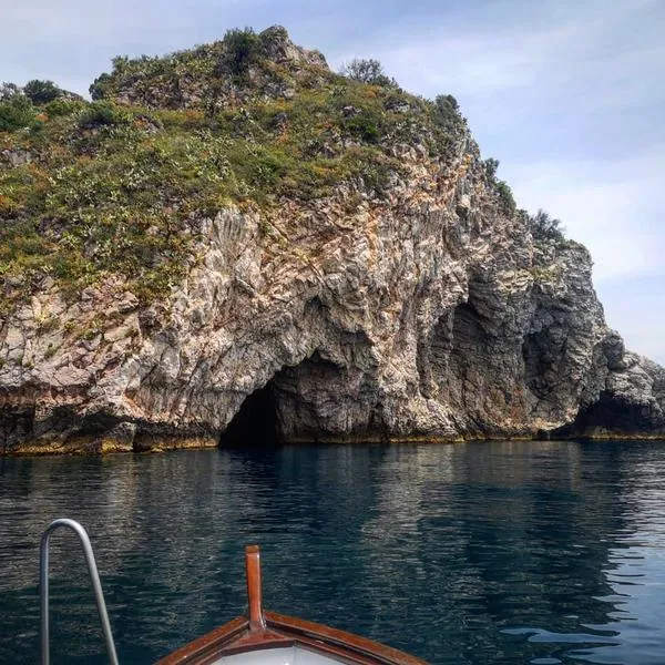 Degustazione di vini in barca a Taormina