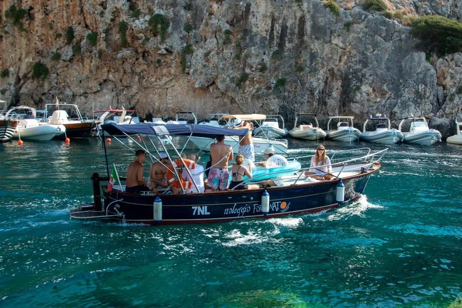 Escursione in barca da 1 a 3 ore alle grotte di Castro