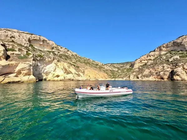 Escursione in gommone lungo il Golfo degli Angeli da Cagliari con aperitivo