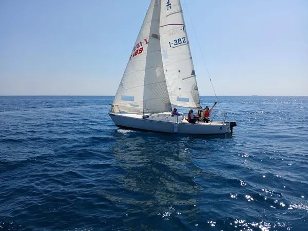 Lezione di vela con istruttore lungo la costa di Alassio