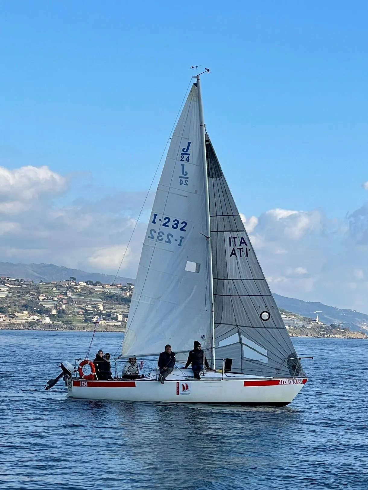 Lezione di vela con istruttore lungo la costa di Alassio