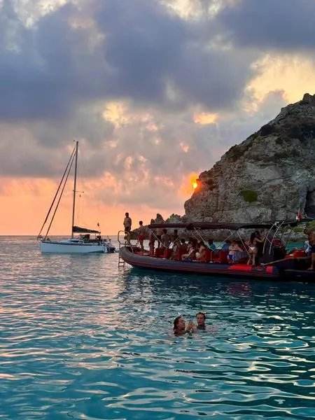 Tour in barca al tramonto con aperitivo da Tropea a Capo Vaticano