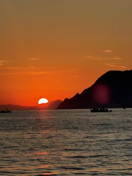 Boat tour privato al tramonto alle Cinque Terre con aperitivo