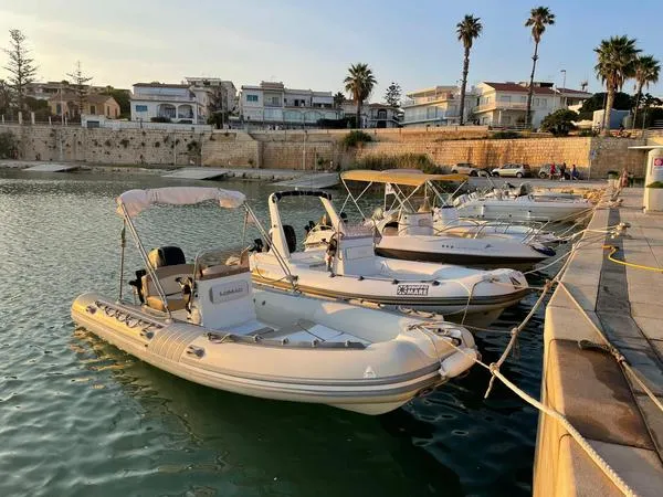 Noleggio gommone senza patente nel litorale Ragusano