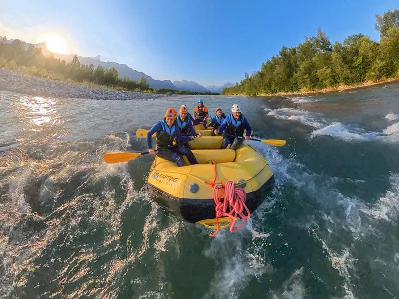Rafting al tramonto sul Piave con brindisi tra le Dolomiti Bellunesi