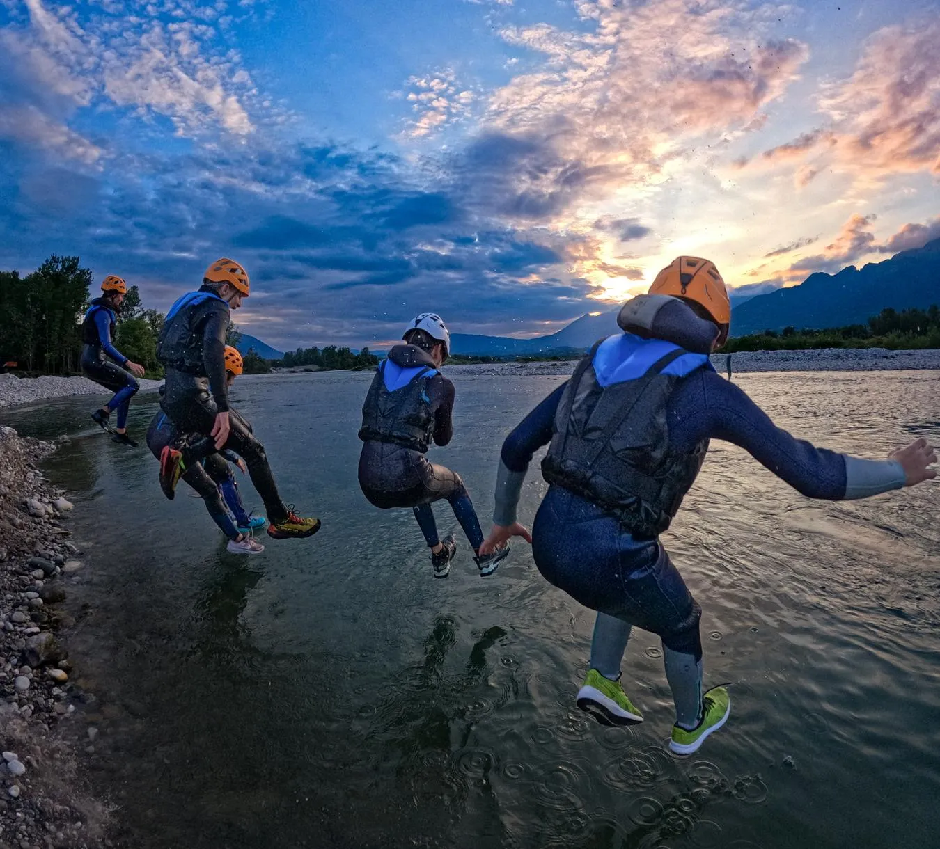 Rafting al tramonto sul Piave con brindisi tra le Dolomiti Bellunesi